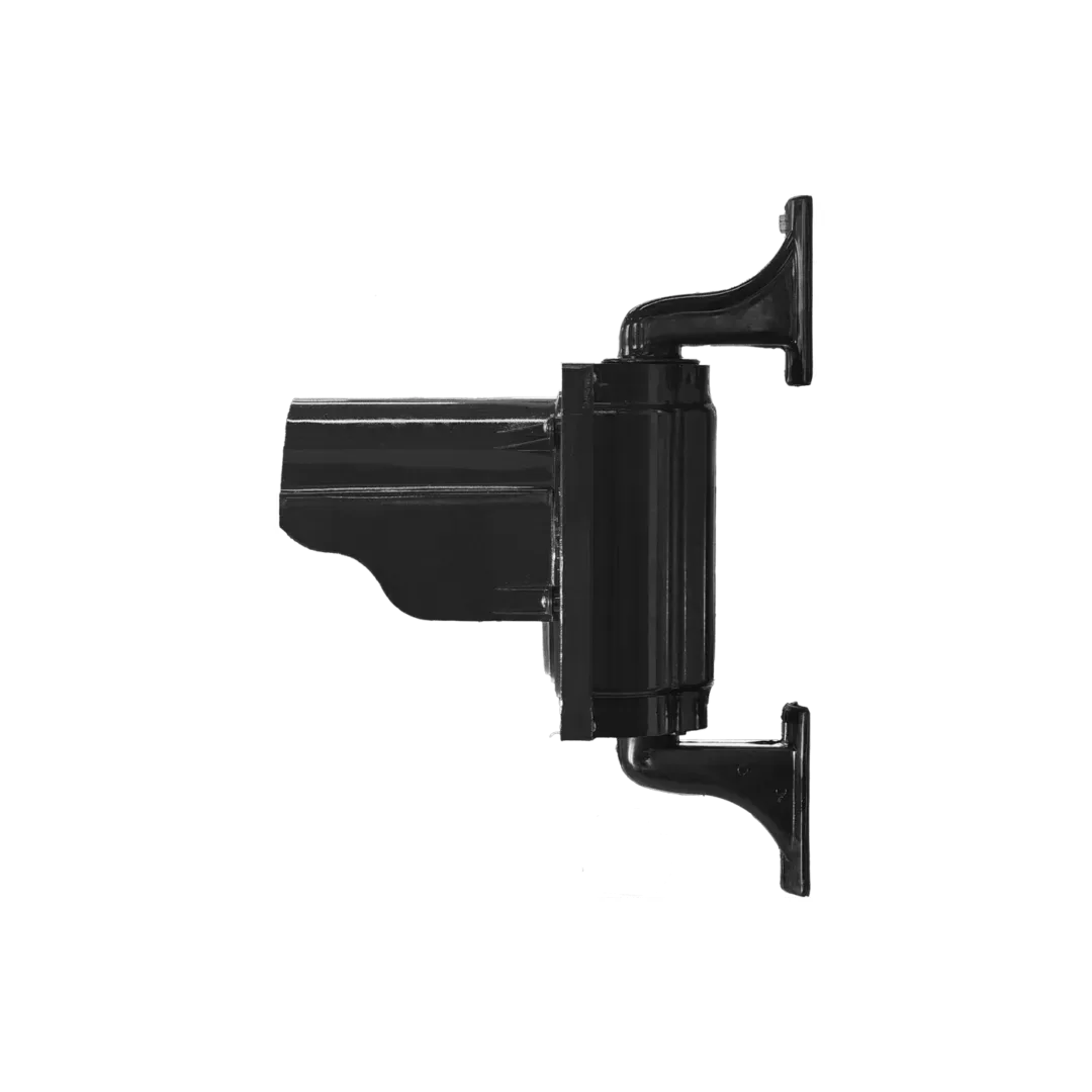 Fabricado en policarbonato inyectado de alta resistencia al impacto y durabilidad del color. Clasificación de protección IP 64 para exteriores, asegurada mediante empaques herméticos de caucho EPDM resistente a los rayos UV, lo que garantiza una mayor durabilidad y protección contra la degradación solar. El brazo permite un ajuste angular de 180°.